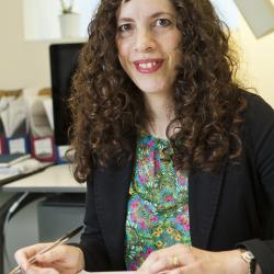  Professor Laura Itzhaki